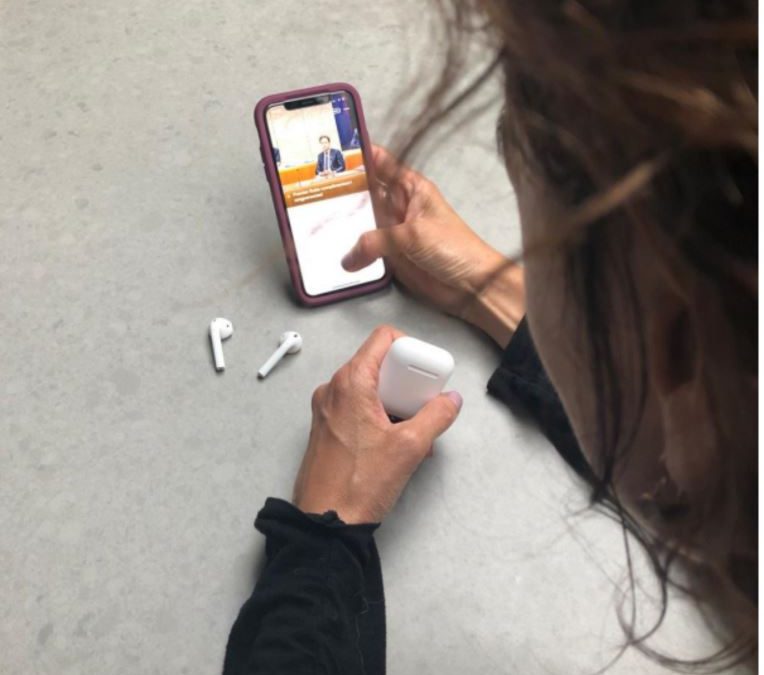 Vastgeketend aan mijn telefoon/oortjes