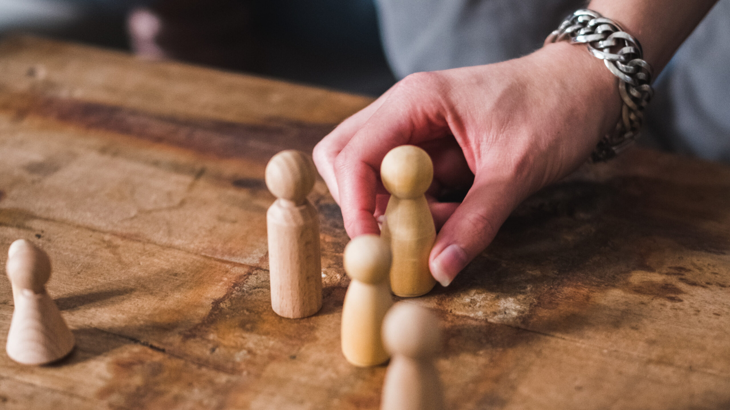 poppetjes systemisch werk met een hand